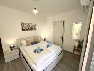 Spacious 3BR Apartment with Balcony in Gzira - 4