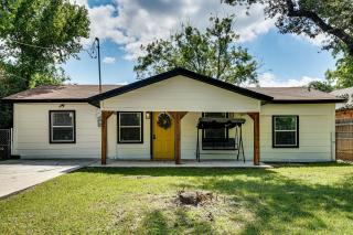 Walk to Historic Weatherford: Home w/ Yard - 7