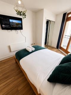1 BR Stylish City Centre Apartment - 2