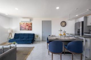 Dog-friendly hotel suite with ocean-view rooftop infinity pool, central AC & gym - 3