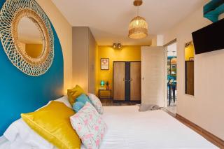 Elegant 2 Bedroom Escape with Jacuzzi & City Vibes - 1
