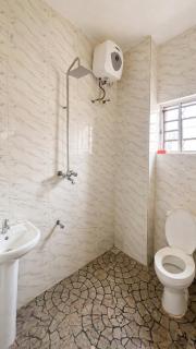 Stylish 3-Bedroom En-Suite Apartment, 5 Mins to Airport - 1