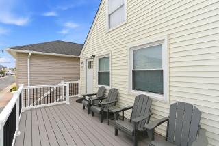 Beautiful renovated 2 Bedroom 2nd floor Condo 2 blocks to the beach and bay - 1