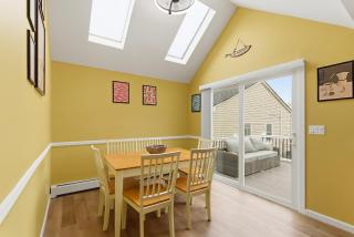 Gorgeous Beach Unit sleeps 4, 2 beach badges, beach towels, and 4 min to beach - 6