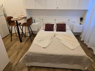 Studio apartment KIKI for 2, near Old Town & Beach, free WiFi - 4