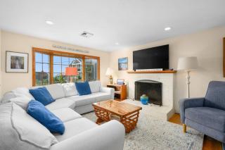 Beach Dreams: Ocean Views Room for All - 7