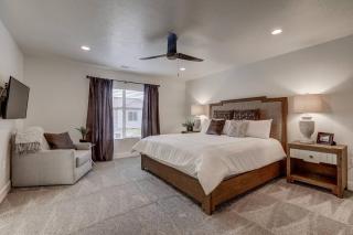 4 Bedroom 4 Bath, Pet Friendly Home with Hot Tub, Fire Pit, Pool - 7