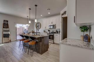 Southern Utah Retreat - 3 Bedroom - Private Hot Tub - Heated Pool - 2