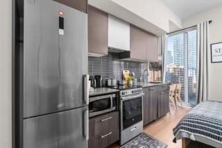 Modern Downtown Studio with Balcony & City Views - 7