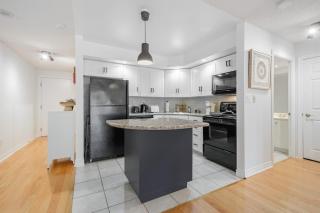 Modern 1BR Condo with Workspace Near CN Tower - 9
