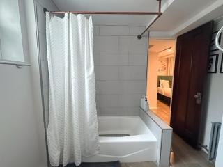 Studio Near Wrigley • Sleeps 4 • Games + Fireplace - 7