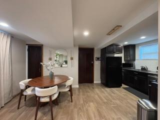 Studio Near Wrigley • Sleeps 4 • Games + Fireplace - 3