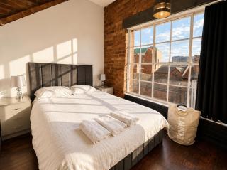 City Centre Apt - Sleeps 8, Parking, Shops & Trains - Liverpool - 8