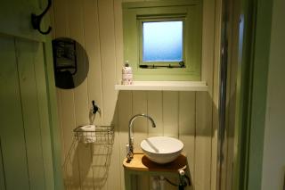Spinney Wood Glamping, Willow Hut - 3