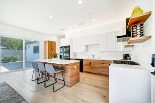 Generous 2 King-Suites W/ Backyard & Barbecue! - 1
