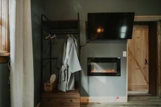 Creekside Cabin: Sauna | Hot Tub | Fire Pit | Romantic | Peaceful | Cozy - 4