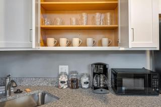 Spacious Unit in Shaw Neighborhood - 2 blocks to park Sleeps 12 - 5