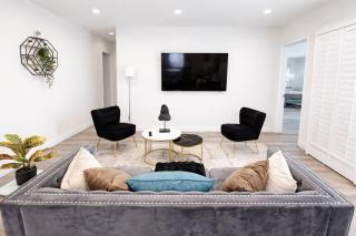 Home W/ 2 King Beds, Jacuzzi, EV ch. & Ping-pong! - 2