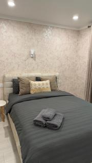 7 Min to Airport Apartment - 9