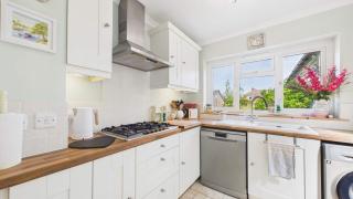 Stylish Coastal Cottage in Gurnard Dog Friendly Garden - 1
