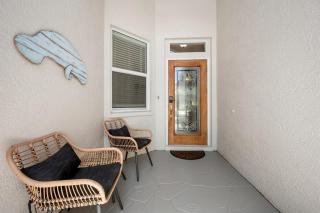 Tropical Escape - Surf Chic Lux Salt Pool & Spa King Beds! - 2