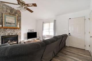 Peaceful 3 BR Ranch King Bed Fireplace - 8