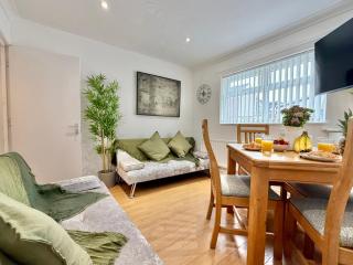 Spacious 3-Bed Near Cardiff Centre Sleeps 6 - 9