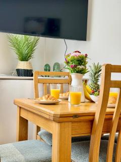 Spacious 3-Bed Near Cardiff Centre Sleeps 6 - 6