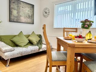 Spacious 3-Bed Near Cardiff Centre Sleeps 6 - 4
