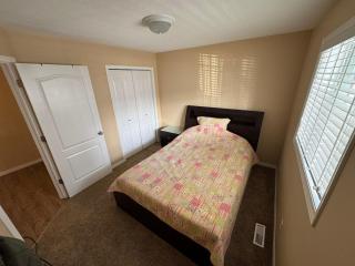 Cozy 2-Bedroom Suite Near Sylvan Lake - 8