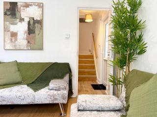 Spacious 3-Bed Near Cardiff City Centre w Courtyard - 3