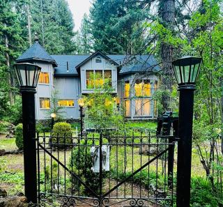 Ravenwood Manor - Sleeps 12, Perfect for Families, Near Crater Lake - 5