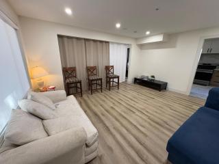 Vancouver Downtown Modern Homestay- Walk to FIFA Stadium, Sky Train & Beach - Free Parking - 4