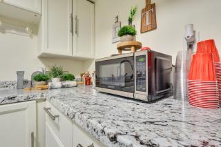 Pet-Friendly Retreat Near NYC & MetLife Stadium! - 3