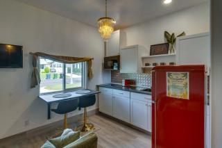 Great for Work! Chic & Cozy Los Angeles Unit - 9