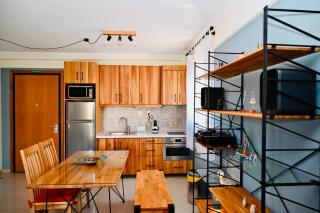 Steel & Oak-Stylish Stay Near Shore - 2