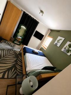 Landvue Stays, Modern, 2 bed apartment with free parking! - 8