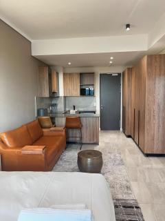 Luxury Menlyn Maine Apartment Walk to Everything - 9