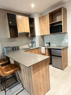 Luxury Menlyn Maine Apartment Walk to Everything - 7