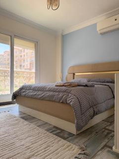 B2-Luxury 2BR Apt Prime Location - Jacuzzi & WiFi - 1