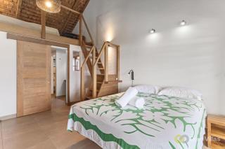 Shoreline Haven: 1BR Bungalow by the Sea in Moorea - 2