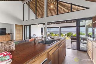 Seaside Paradise: 6BR Beachfront Haven in Moorea - 6