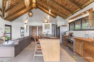 Seaside Paradise: 6BR Beachfront Haven in Moorea - 4