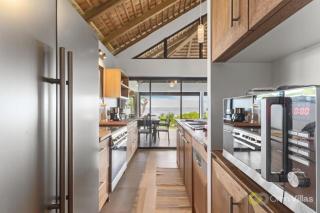 Seaside Paradise: 6BR Beachfront Haven in Moorea - 3
