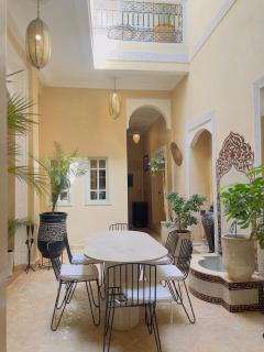 Riad Tazzori - Authentic Medina Stay with Rooftop Terrace & Breakfast - Marrakech - 0
