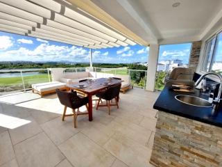 Luxury Penthouse • Jacuzzi • Golf & Lake Views - 9
