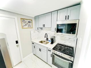 Floral Apartment by CityLux - 10 mins from Airport - 3