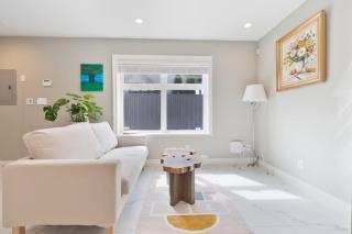 Modern 2BR 2BA Vancouver Suite - 4