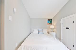 Modern 2BR 2BA Vancouver Suite - 1