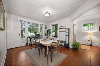 Chic Vintage Vibes Stylish Stay Near It All - 2